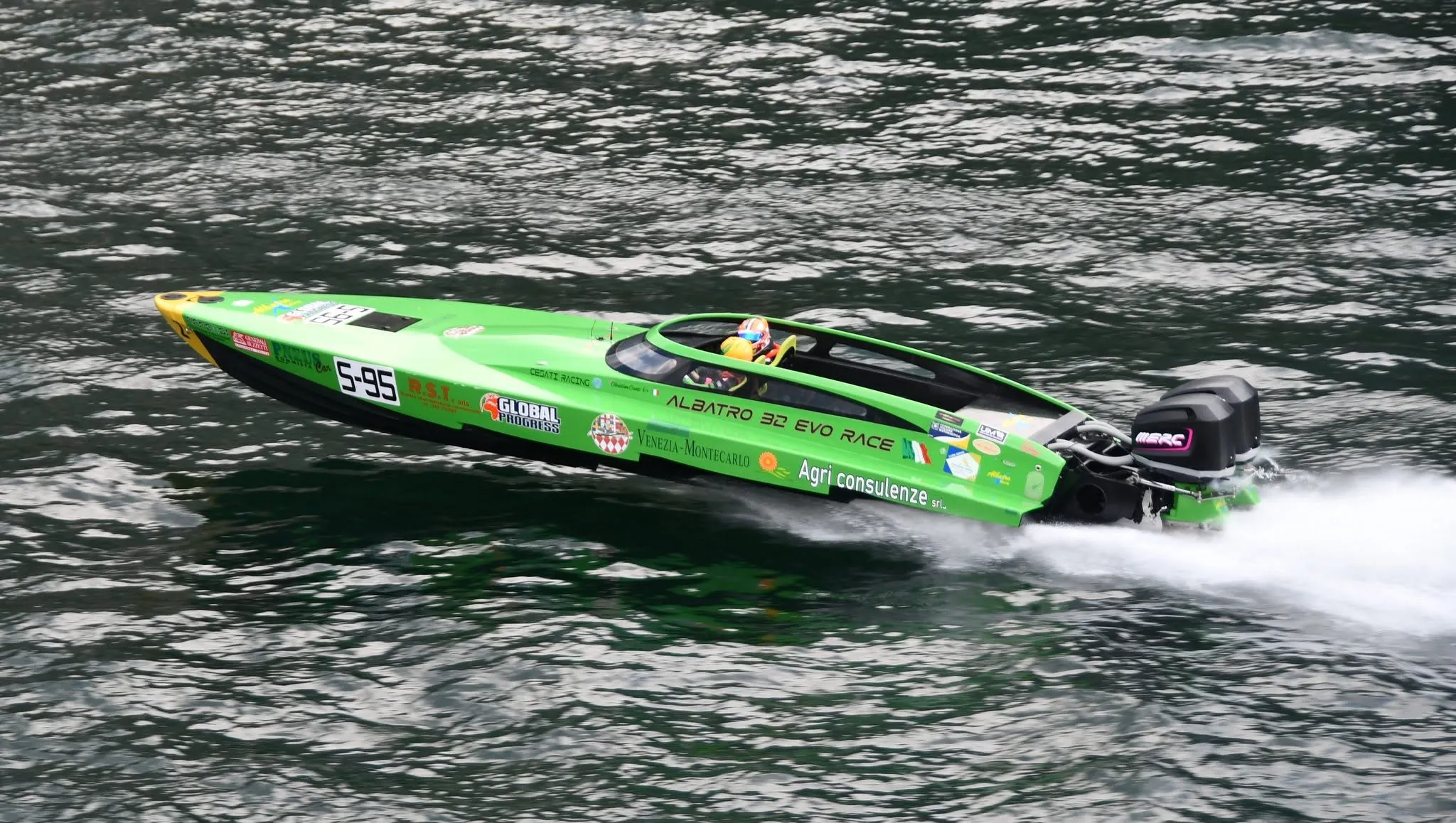 L’Albatro 32 Evo Race 5-95 di Cesati in planata, livrea Venezia-Montecarlo