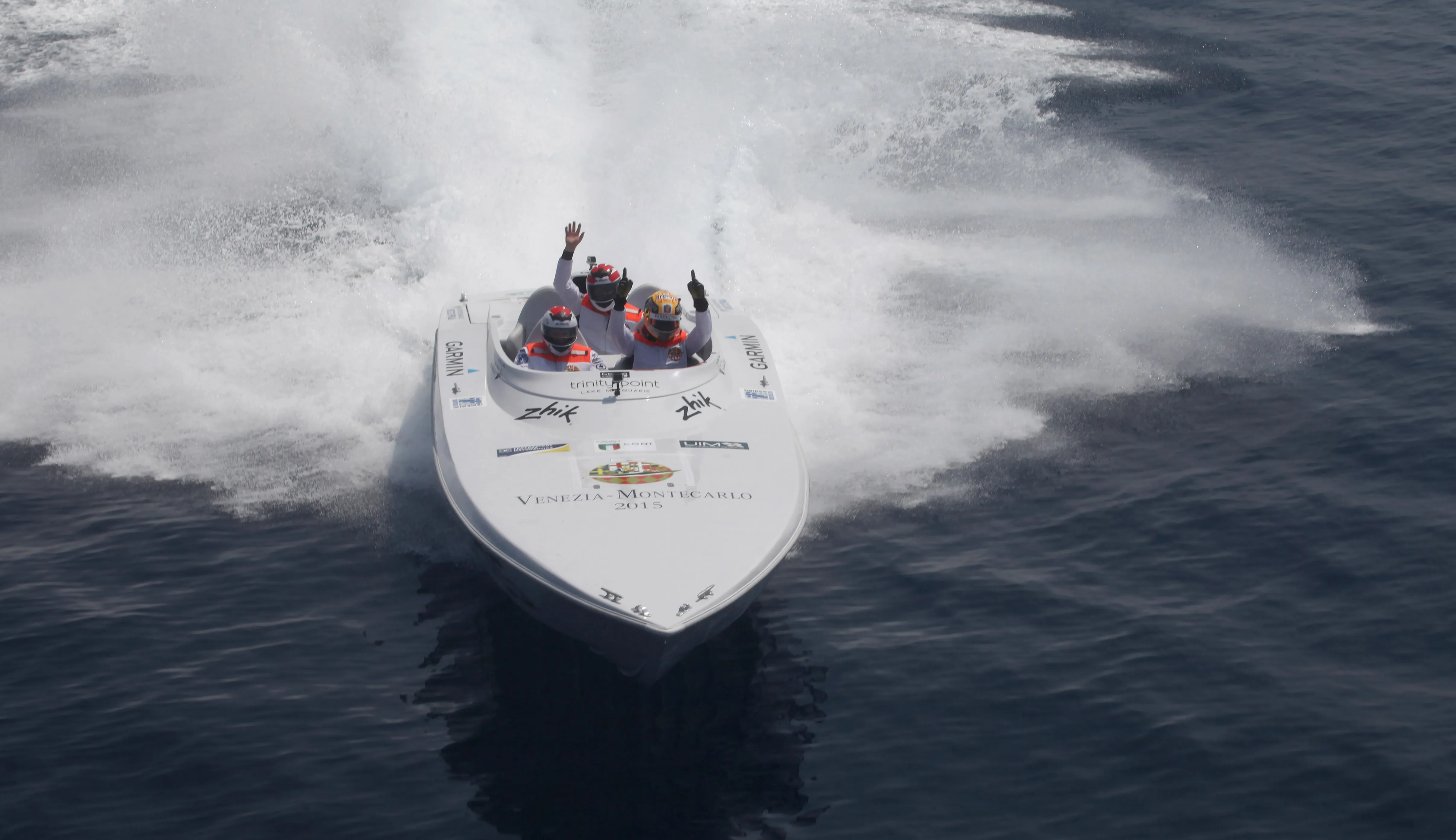 L’equipaggio a braccia alzate sulla prua, 2015