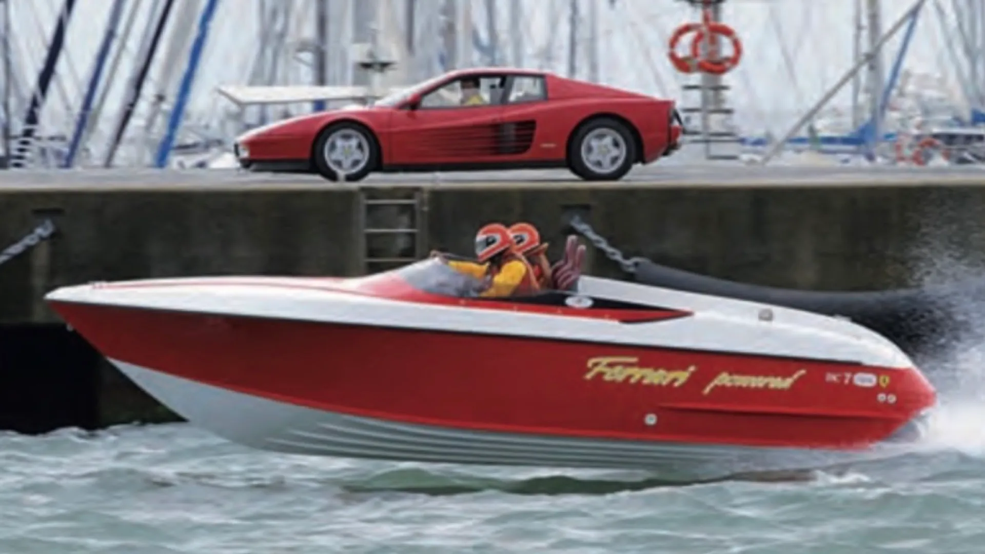 Loris Capirossi al timone del Della Pasqua Ferrari powered, una Ferrari Testarossa sulla banchina alle spalle