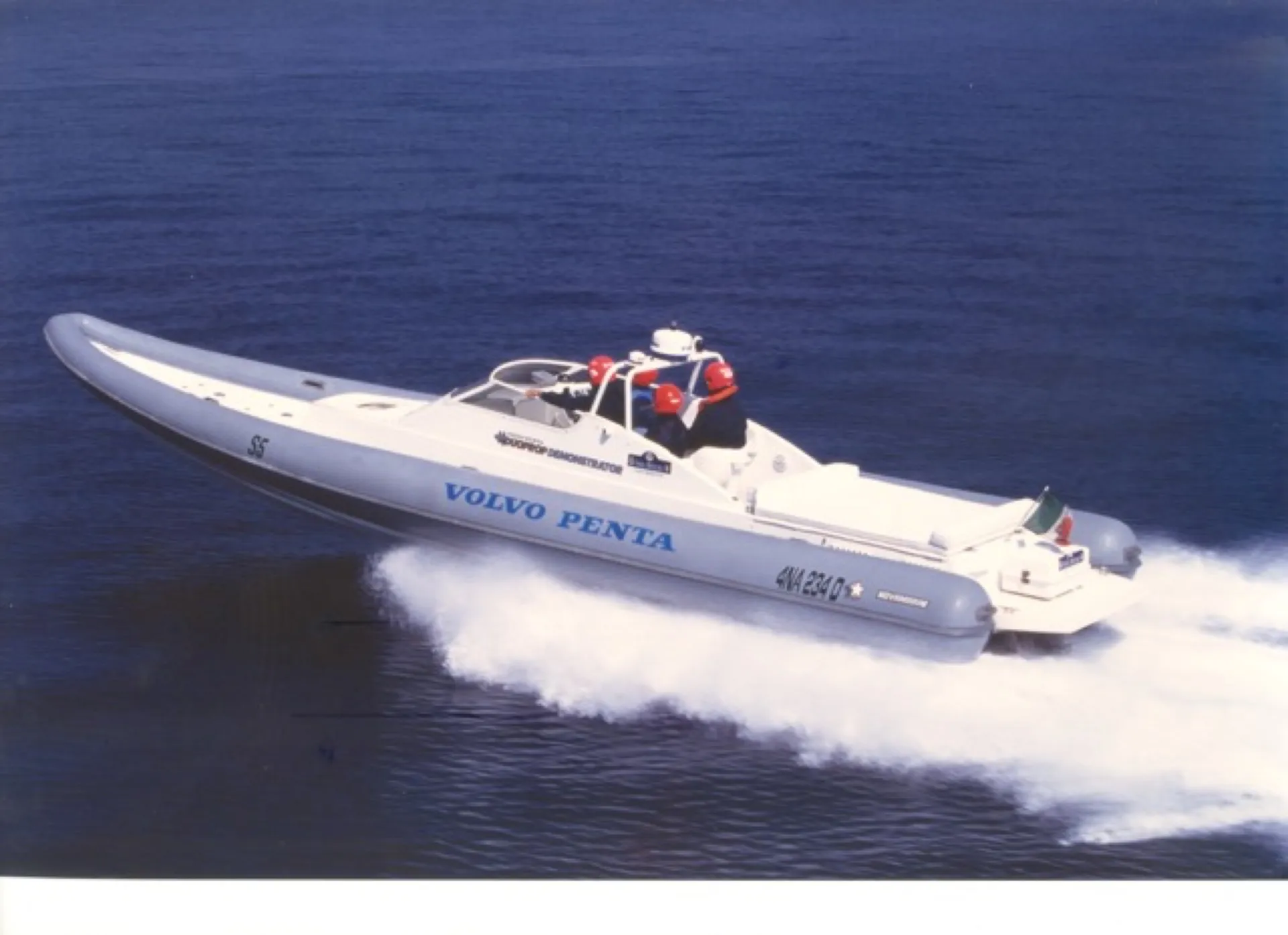 Il gommone Volvo Penta a tutta velocità, ciclo storico