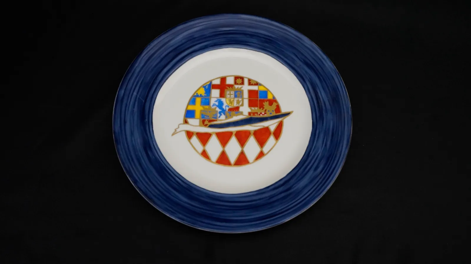 Piatto in porcellana con il crest Venezia Montecarlo
